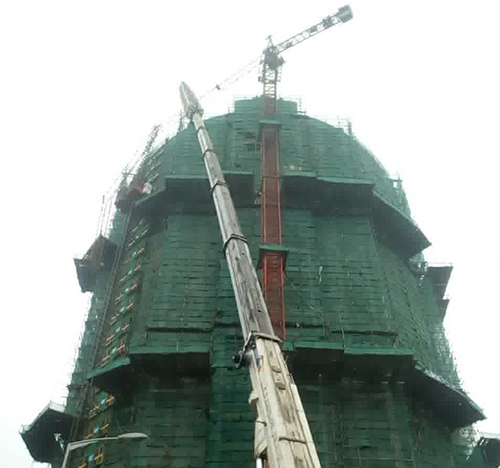 洛川吊车在工地上作业